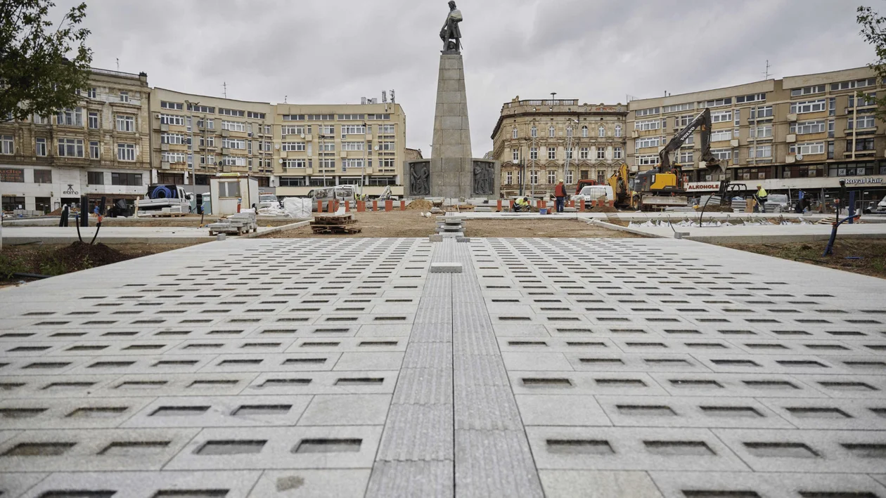 Spór o wygląd kostek pomniku łodzian 600-lecia Łodzi na placu Wolności. W sieci zawrzało, a ZIM stanowczo odpowiada - Zdjęcie główne