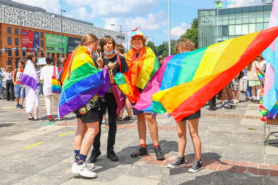 Marsz Równości i Marsz Normalności w Łodzi. Obie manifestacje przeszły ulicami miasta w sobotę, 26 czerwca 2021 (fot. Michał Pietrzak - redakcja TuŁódź) | wiadomości łódzkie | Łódź | TuŁódź