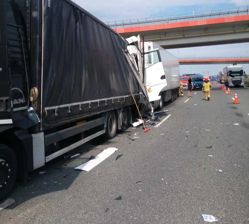 Potężne utrudnienia na autostradzie A2. Zderzyło się pięć ciężarówek [ZDJĘCIA] - Zdjęcie główne