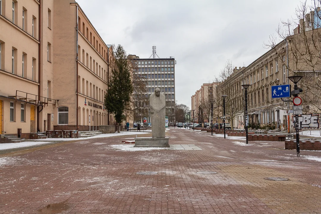 Ulica Piotrkowska w Łodzi to najdłuższy deptak w Polsce i jedna z najdłuższych ulic handlowych w Europie. Zobacz, jak się zmieniła