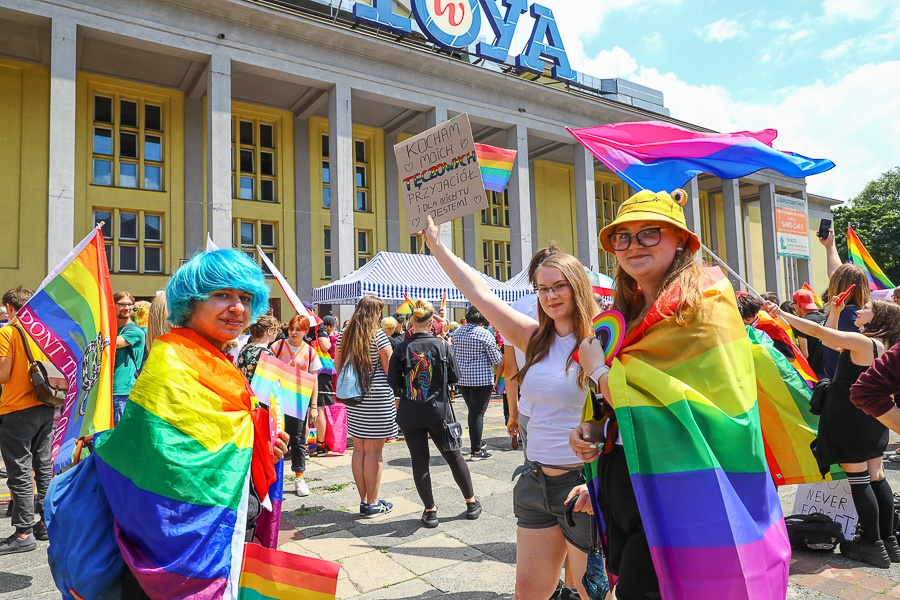 Marsz Równości i Marsz Normalności w Łodzi. Obie manifestacje przeszły ulicami miasta w sobotę, 26 czerwca 2021 (fot. Michał Pietrzak - redakcja TuŁódź) | wiadomości łódzkie | Łódź | TuŁódź