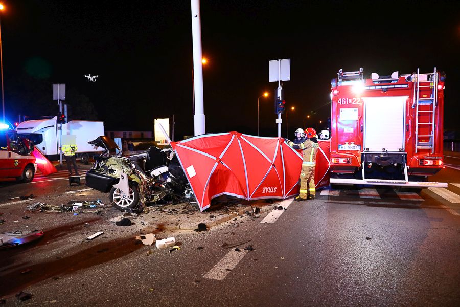 W tragicznym wypadku w Rzgowie zginęły trzy młode osoby. 