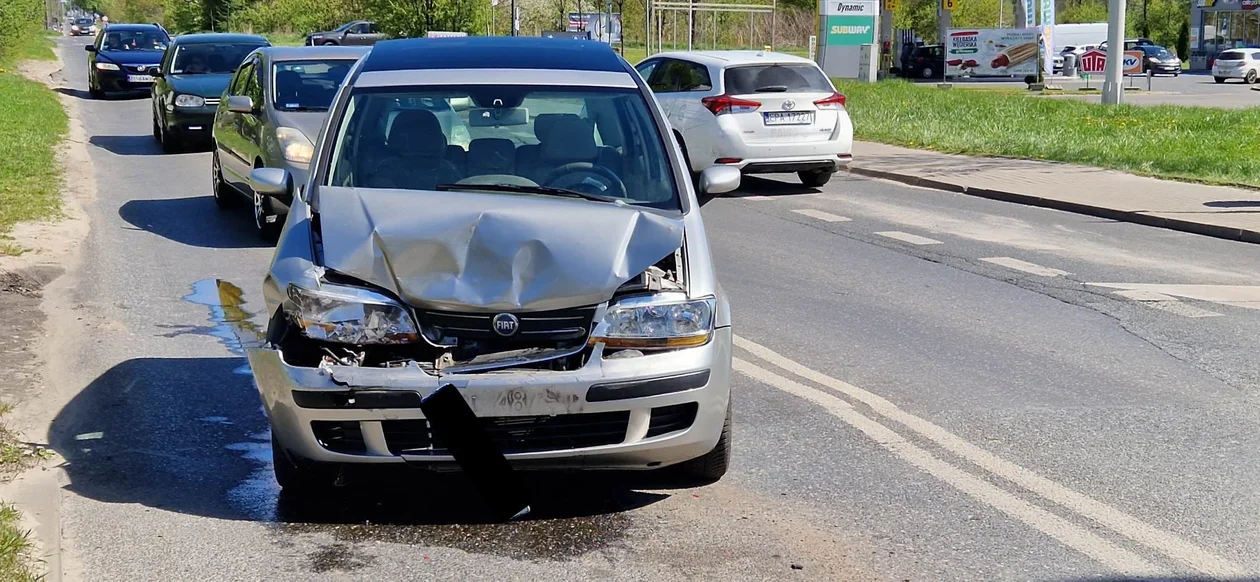 Karambol na ul. Zakładowej w Łodzi. Kierowca był pod wpływem - Zdjęcie główne