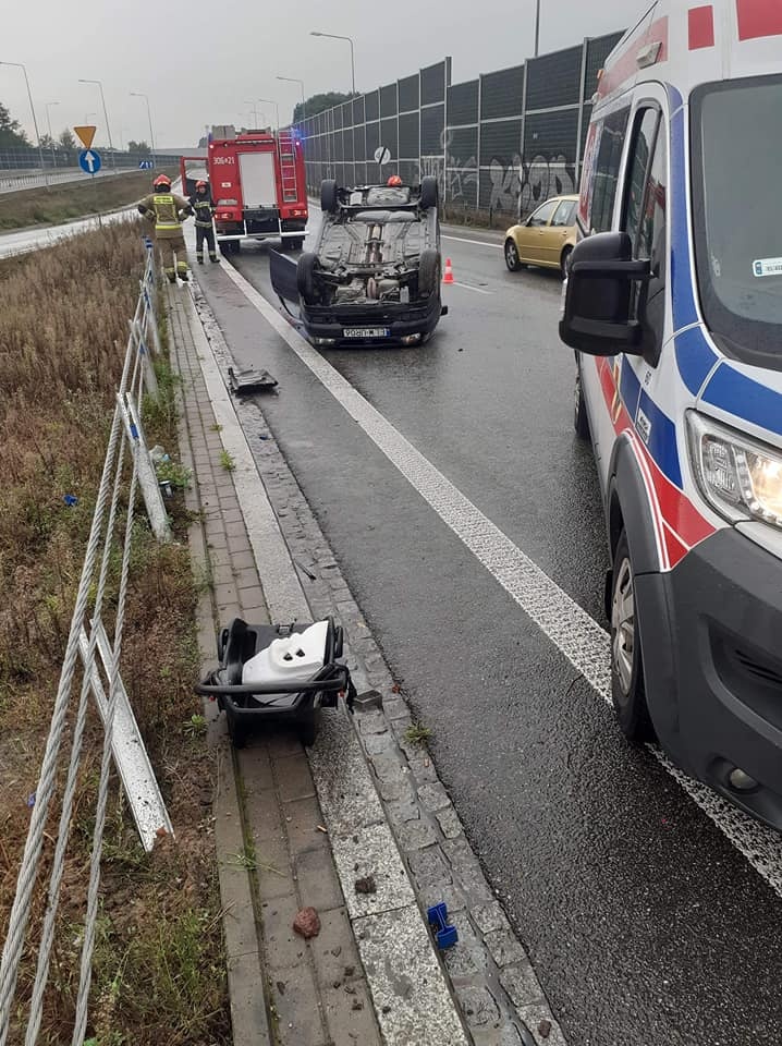 Pijany kierowca bez prawa jazdy dachował na Trasie Górna! W aucie jechały dzieci (fot. Auto Pomoc Cała Polska) |wiadomości łódzkie|Łódź|TuŁódź