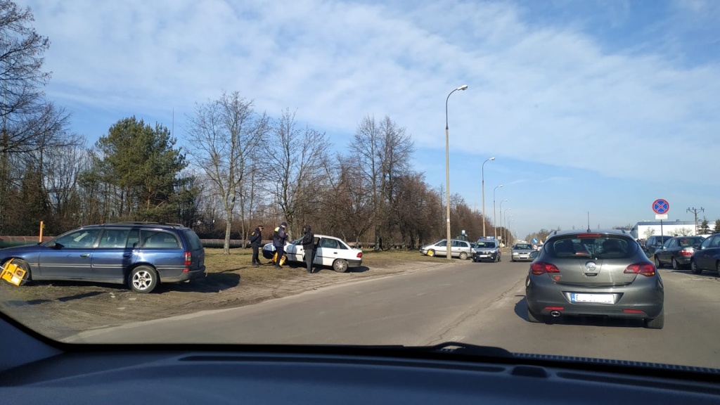 Bywasz na łódzkiej giełdzie samochodowej? UWAŻAJ gdzie parkujesz!  - Zdjęcie główne