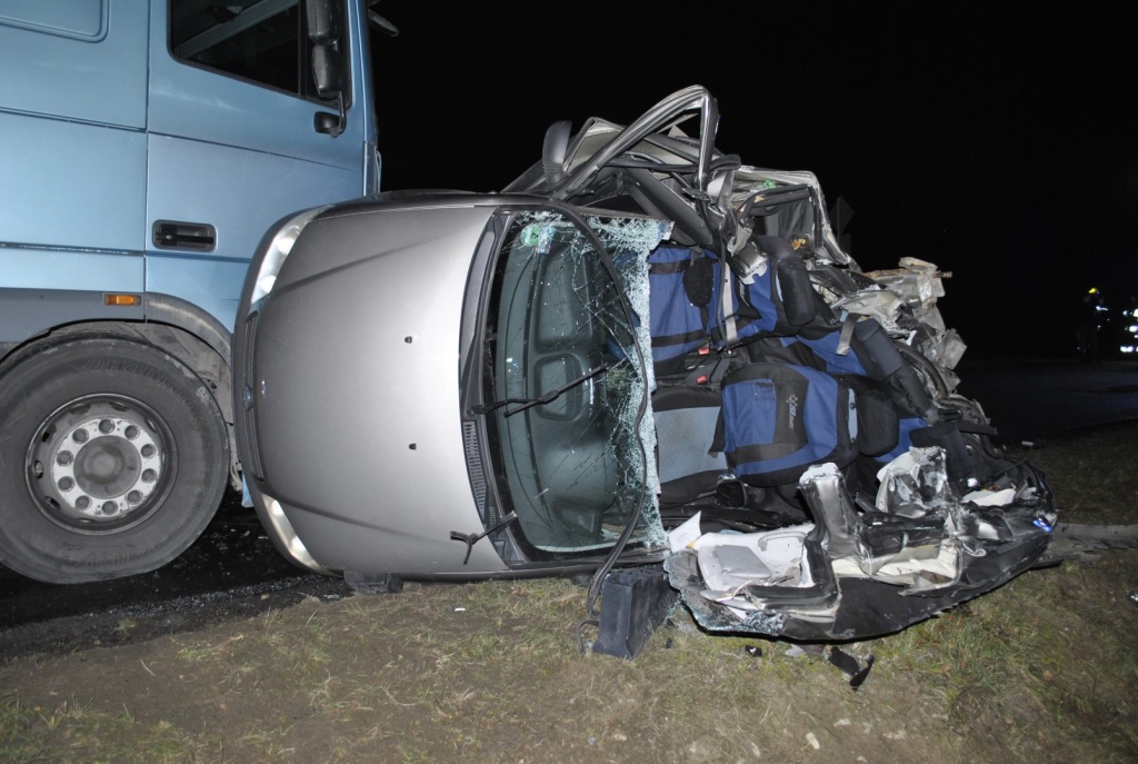 Tragiczny wypadek w Łódzkiem. Kierowca fiata zderzył się czołowo z TIR-em. Zdjęcia z akcji ku przestrodze! - Zdjęcie główne