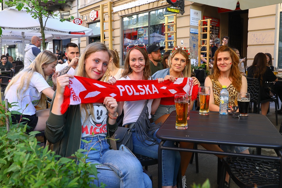 Piotrkowska Łódź. Kibice wspierali Biało-Czerwonych podczas meczu Polska - Słowacja na EURO 2020 (fot. Michał Pietrzak - TuLodz.pl)