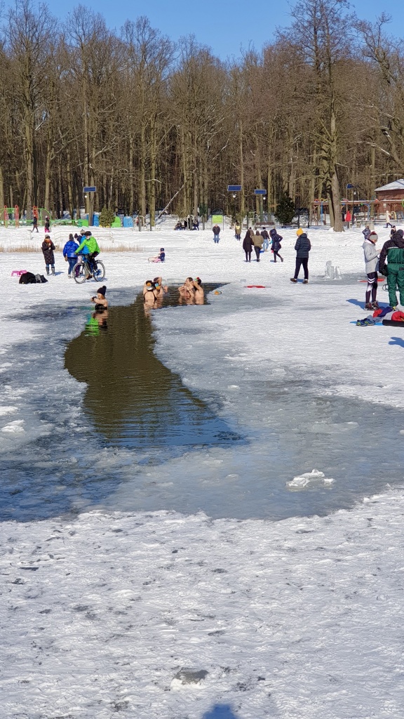 Łódź. Morsowanie w Arturówku w walentynkową niedzielę 14 lutego (fot. Bartosz Jankowski - TuŁódź.pl)