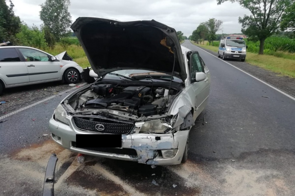 Wypadek łódzkie. Śmiertelny wypadek pod Bełchatowem. Trzy roztrzaskane samochody (fot. Policja Łódzka)