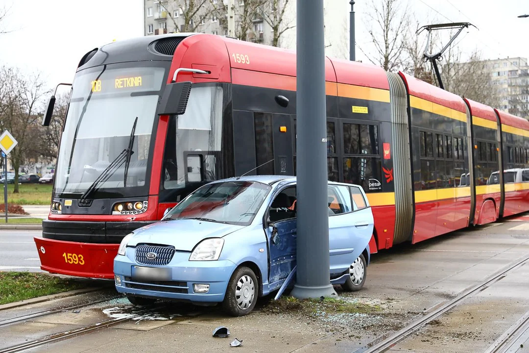 Wypadek na Waltera-Janke w Łodzi. Zderzyły się tramwaj i osobówka. Robią się coraz większe korki [zdjęcia] - Zdjęcie główne