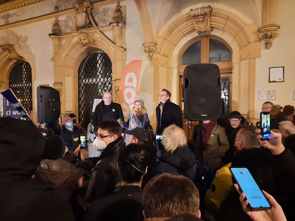 Protest w sprawie wolnych mediów na ulicy Piotrkowskiej w Łodzi