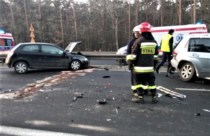 Efekt domina na DK 12: Są ranni, występują utrudnienia w kierunku Łodzi [ZDJĘCIA] - Zdjęcie główne