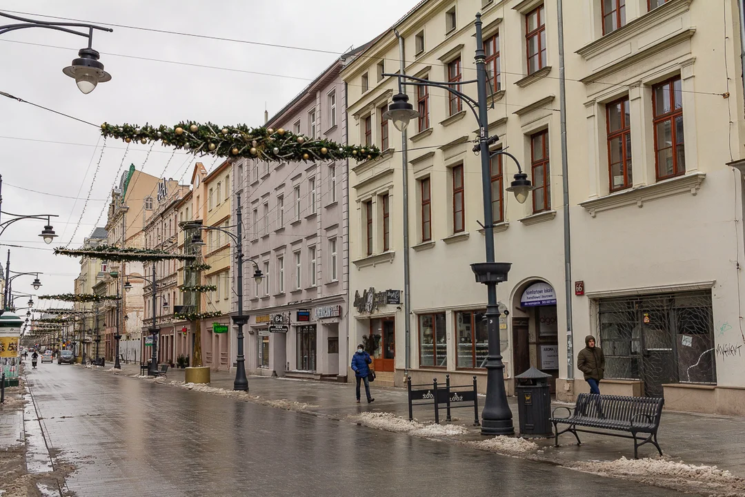 Ulica Piotrkowska w Łodzi to najdłuższy deptak w Polsce i jedna z najdłuższych ulic handlowych w Europie. Zobacz, jak się zmieniła