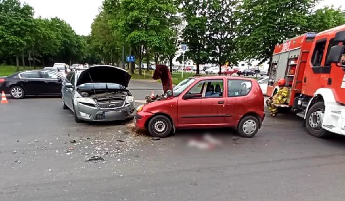 Wypadek na skrzyżowaniu Pomorskiej z Konstytucyjną. Jedna osoba ucierpiała [zdjęcia] - Zdjęcie główne