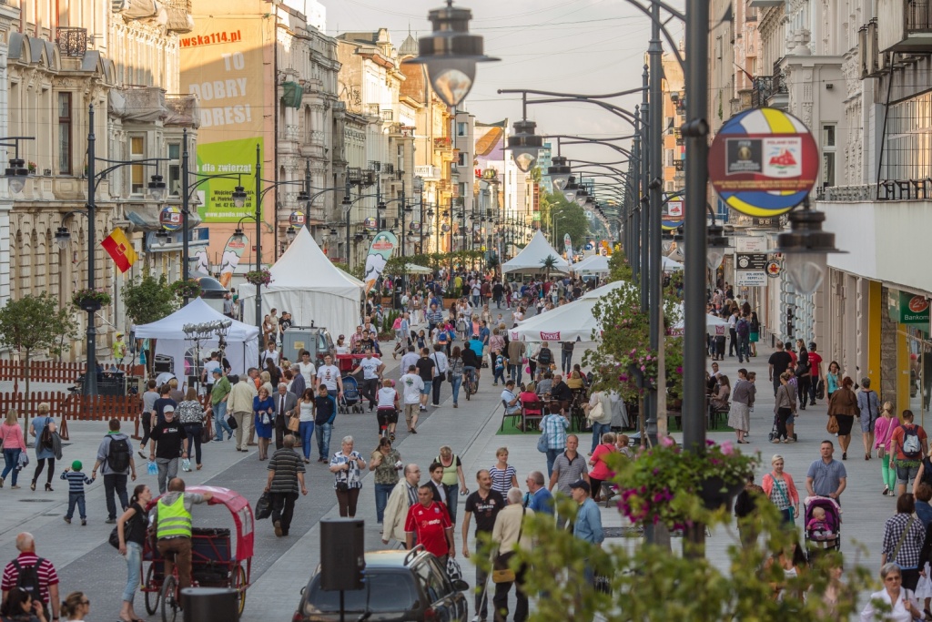 Na to czekaliśmy! Na Piotrkowską wraca życie. Coraz więcej lokali wznawia działalność - Zdjęcie główne