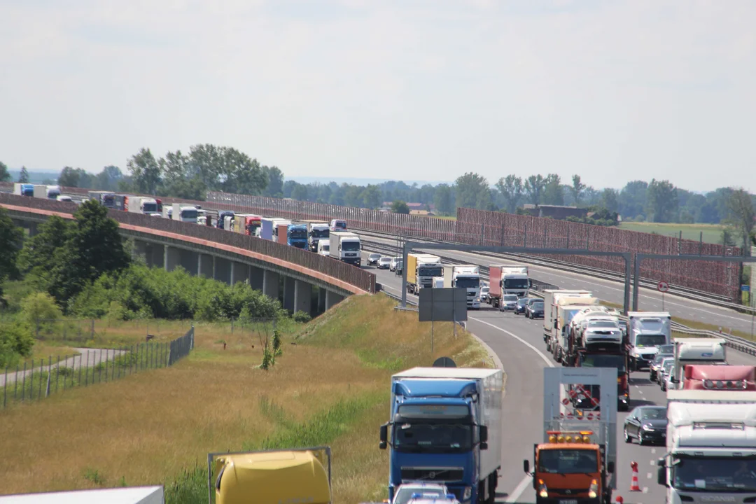 Utrudnienia na autostradzie A1. Zderzenie busa i ciężarówki - Zdjęcie główne