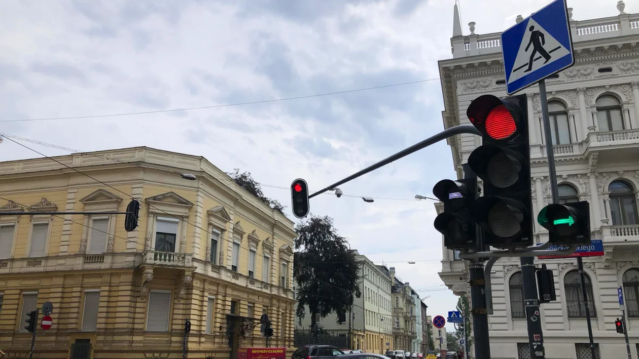 Kierowcy w tym miejscu mieli 5 sekund na przejazd. Zarząd Dróg i Transportu w Łodzi tłumaczy, co się wydarzyło - Zdjęcie główne