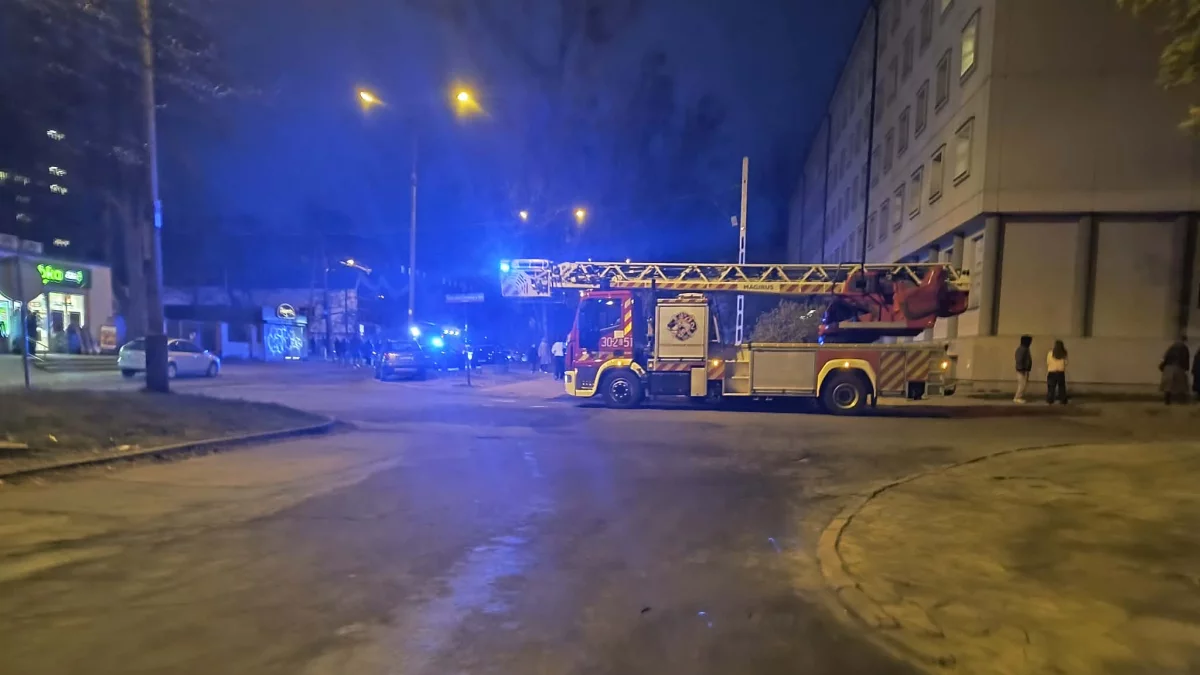 Akcja straży na Lumumbowie. Tłumy studentów pod jednym z akademików [FOTO]