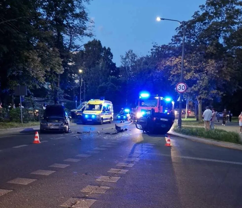 Wypadek na Teofilowie. Jeden z samochodów dachował, ranna została jedna osoba - Zdjęcie główne