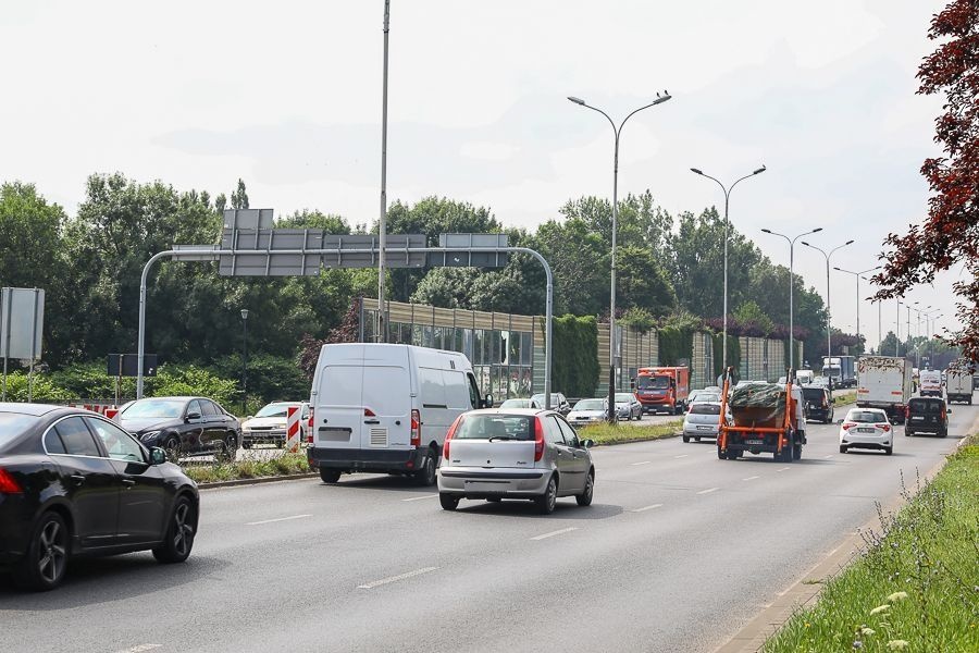 Remont świateł na skrzyżowaniu Obywatelska / Jana Pawła II. Nie ma dnia bez stłuczki i to mimo prostej drogi  (fot. Michał Pietrzak - TuŁódź.pl)