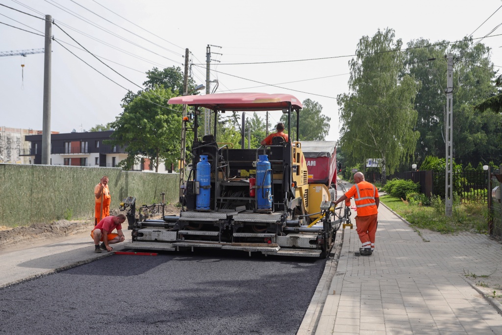 Trwa remontu na ul. Kolumny w Łodzi. Trwa etap wylewania asfaltu (fot. UMŁ) |wiadomości łódzkie | Łódź | TuŁódź
