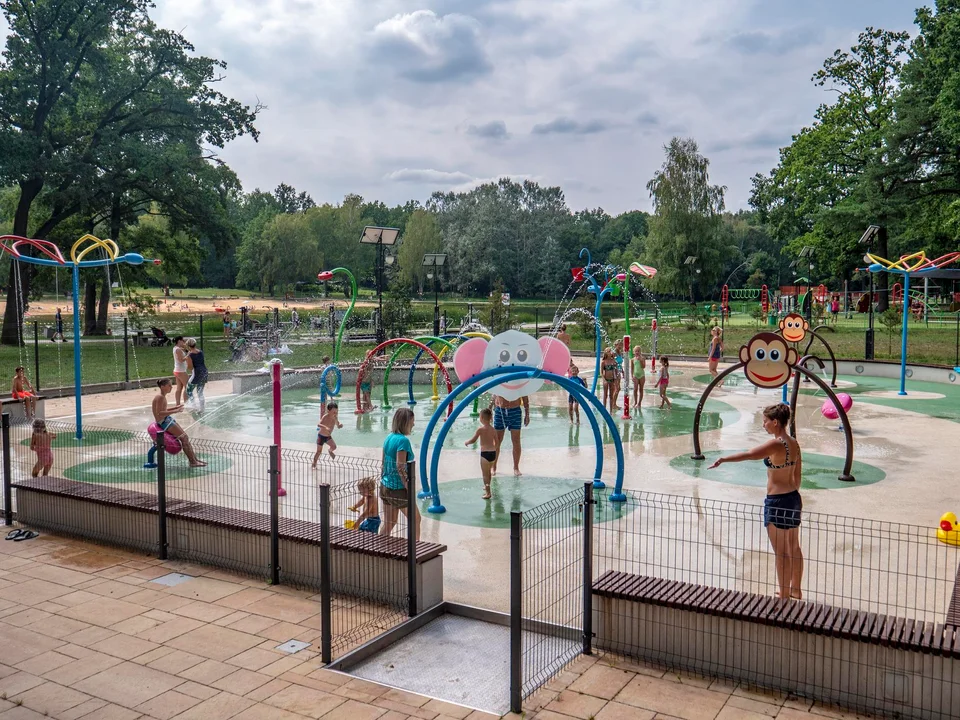 Wejście na wodny plac zabaw na łódzkim Arturówku jest płatne. Większość rodziców jest zniesmaczona - Zdjęcie główne