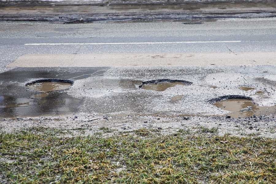 Łódź zasłynęła z dziurawych dróg w całej Polsce. Czy dodatkowe miliony złotych wystarczą, by to się zmieniło? (fot. TuŁódź.pl)