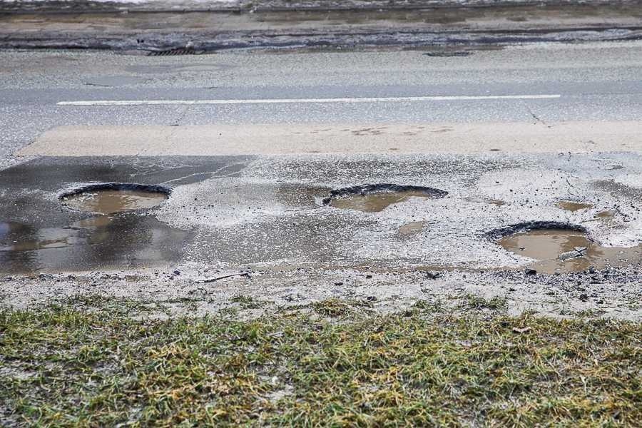 Łódź zasłynęła z dziurawych dróg w całej Polsce. Czy dodatkowe miliony złotych wystarczą, by to się zmieniło? (fot. TuŁódź.pl)