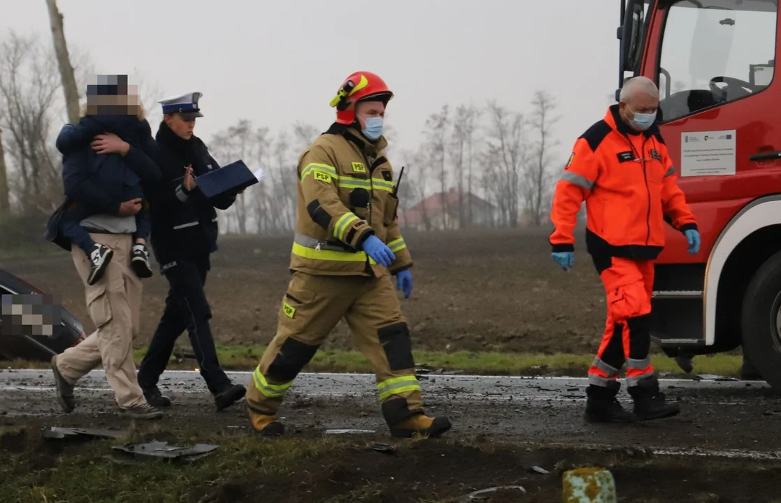 W wyniku wypadku na drodze Kutno-Piątek-Zgierz-Łódź poszkodowanych zostało kilka osób, w tym dzieci. Lądował śmigłowiec pogotowia