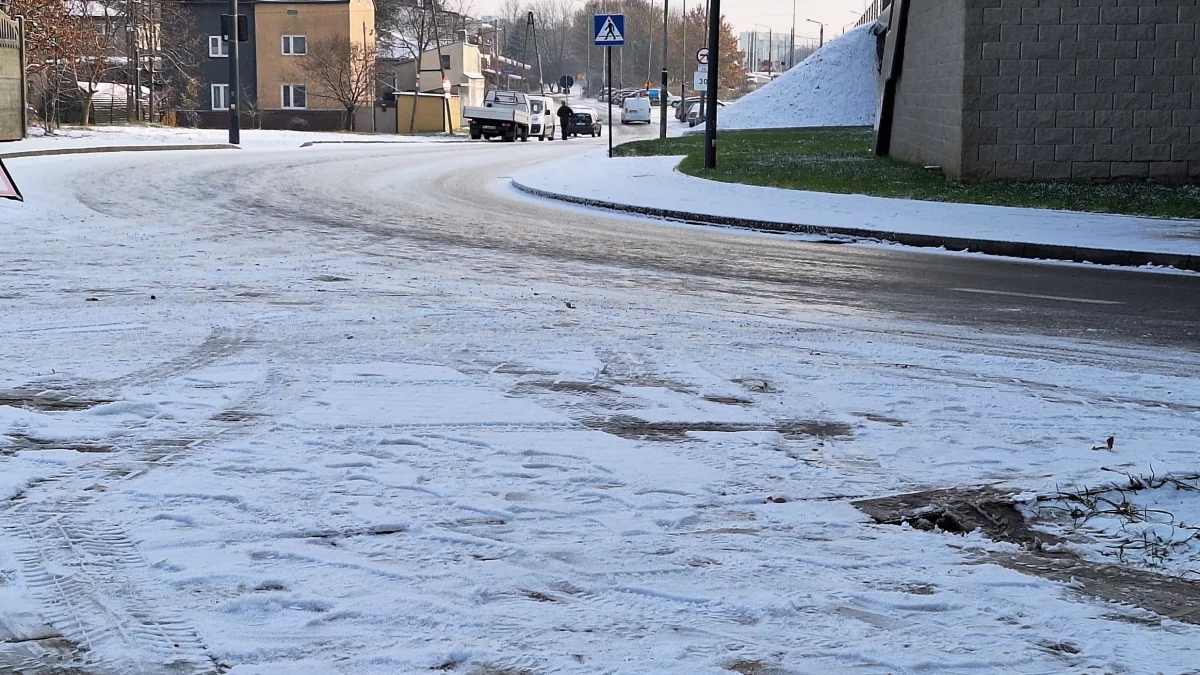 Szklanka na drogach w Łodzi. Nie tylko kierowcy, ale też piesi, muszą liczyć się z utrudnieniami - Zdjęcie główne