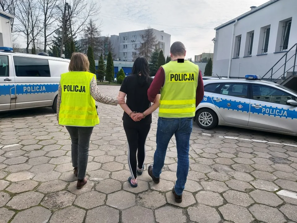 Szok! Butelki po alkoholu, a obok małe dziecko. Matka była kompletnie pijana. Może pójść do więzienia - Zdjęcie główne