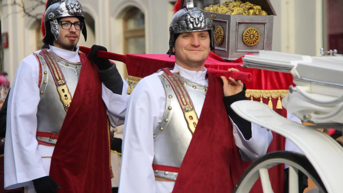 Barwny Orszak Trzech Króli przeszedł ulicami Łodzi. Mieszkańcy kolędowali z zespołem Pectus [ZDJĘCIA] - Zdjęcie główne