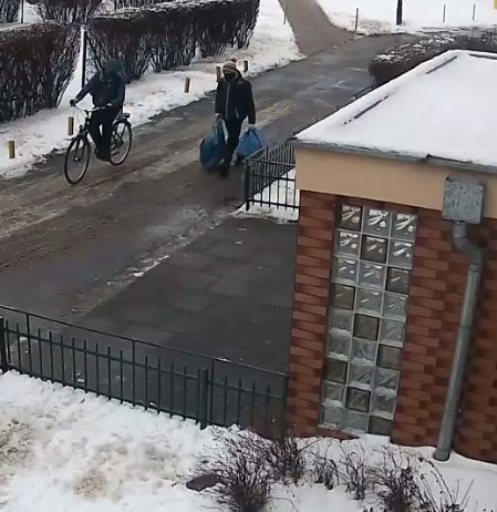 Kradzież przy ul. Felińskiego w Łodzi. Złodziei uchwyciły kamery monitoringu! (fot. Łódzka Policja)