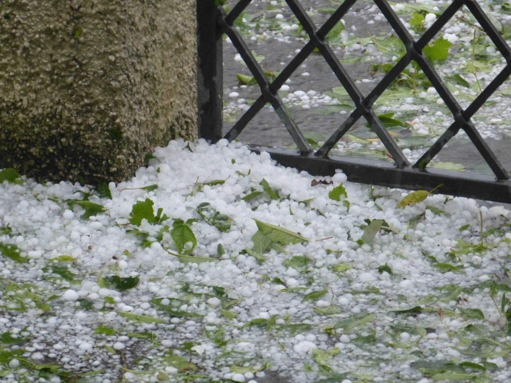 Burze z gradem nad Łodzią i w regionie. Łowcy burz donoszą, że grzmi już w Wieluniu - Zdjęcie główne