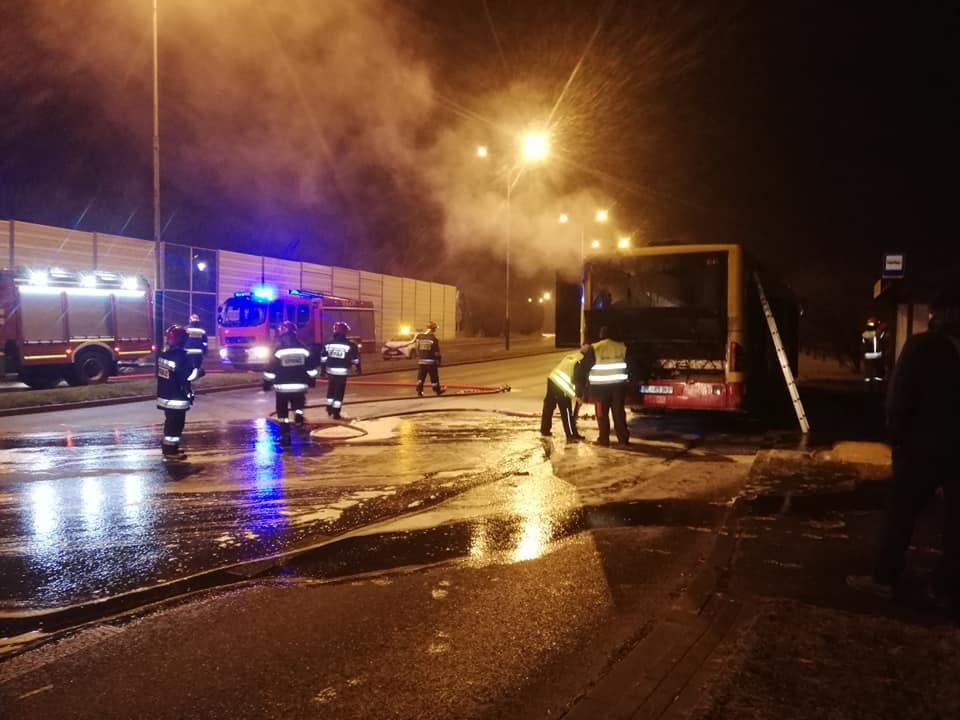 Autobus MPK stanął w płomieniach, w ostatniej chwili ewakuowani pasażerowie [ZDJĘCIA] - Zdjęcie główne