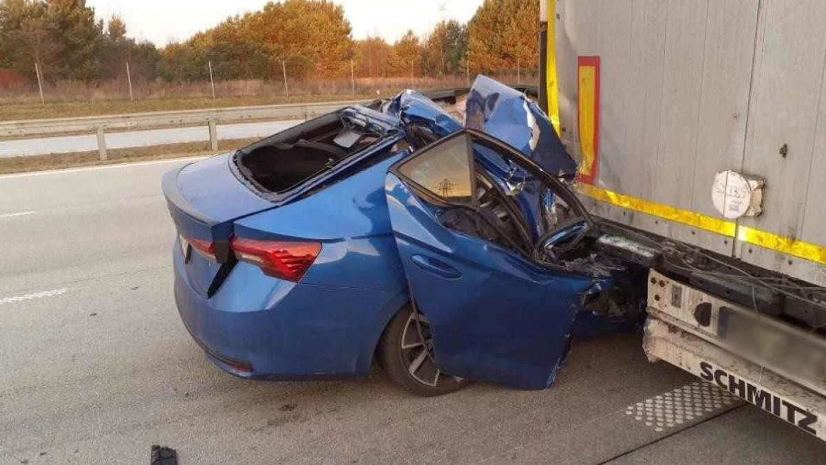 O krok od tragedii na autostradzie A1. Skoda rozpruta na naczepie tira [ZDJĘCIA] - Zdjęcie główne