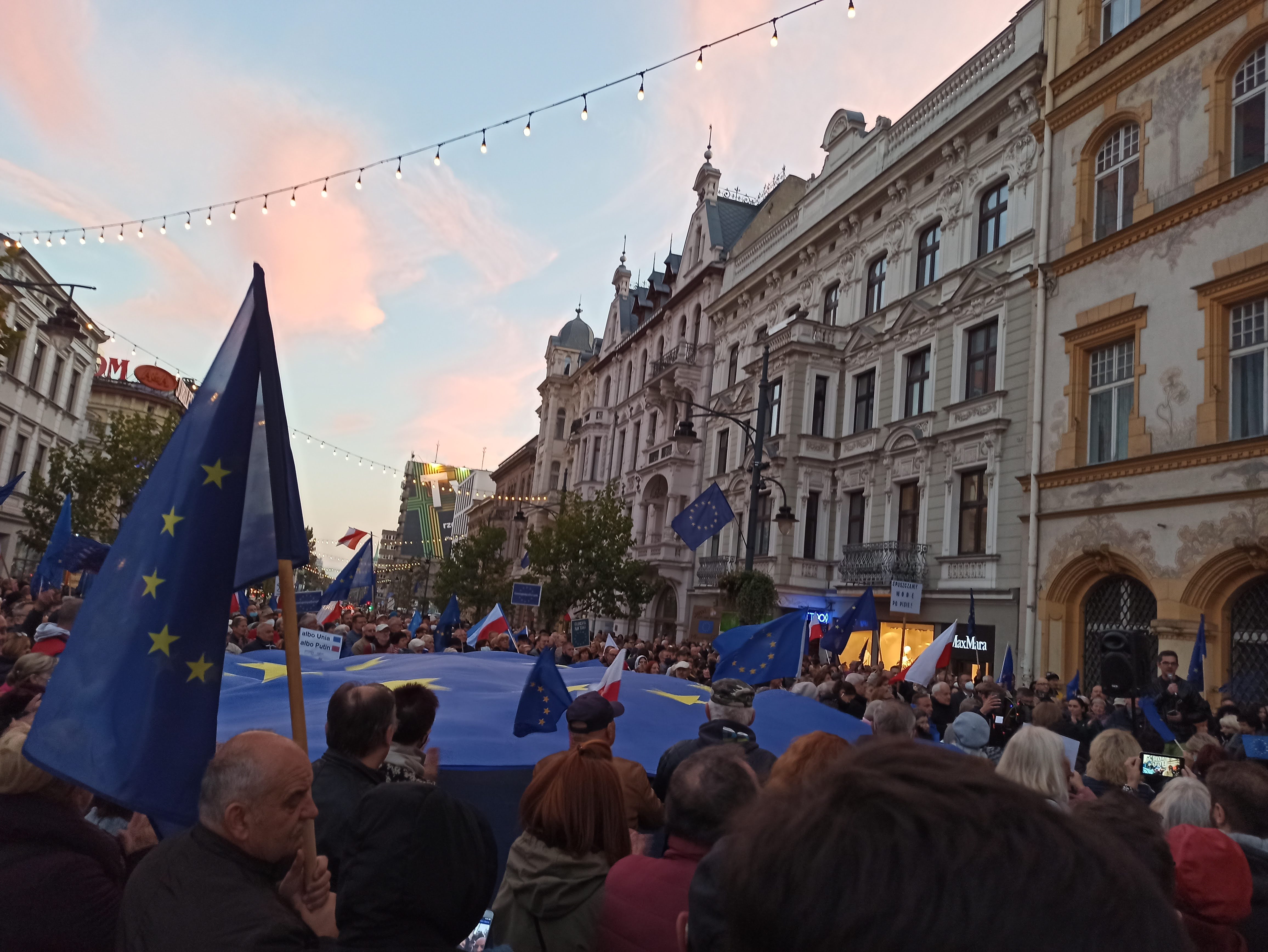 Protest na ulicy Piotrkowskiej w Łodzi