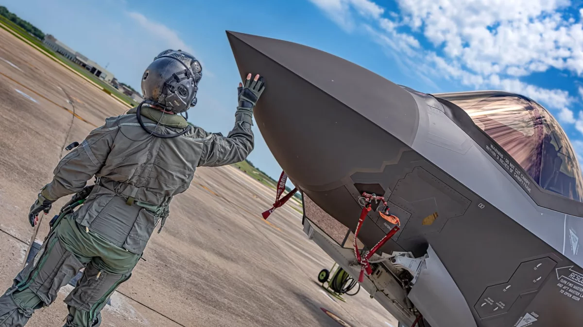 Myśliwce F-35 przelecą nisko nad polskimi miastami. Wiceszef MON podał trasę wyjątkowego lotu