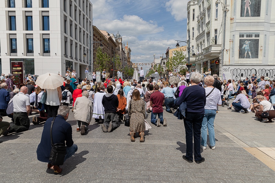 Boże Ciało w Łodzi. Procesja pod przewodnictwem abp. łódzkiego, Grzegorza Rysia przeszła ulicami miasta (fot. Michał Pietrzak - redakcja TuŁódź) |wiadomości łódzkie | Łódź | TuŁódź