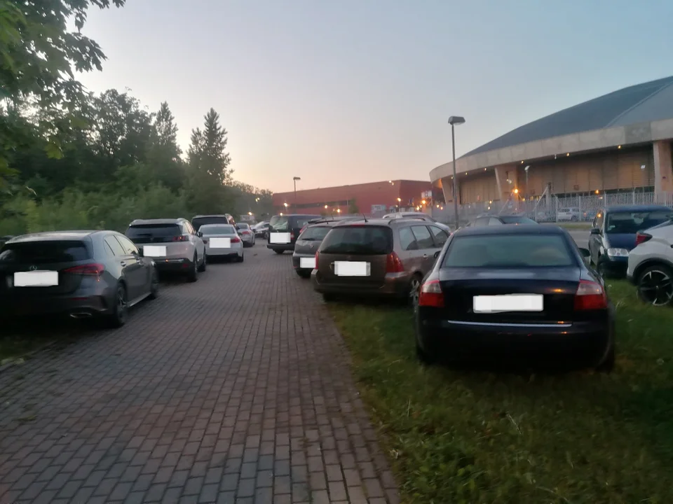 Parking przy Atlas Arenie nie wystarcza? Kierowcy parkują na chodnikach i trawnikach [zdjęcia] - Zdjęcie główne