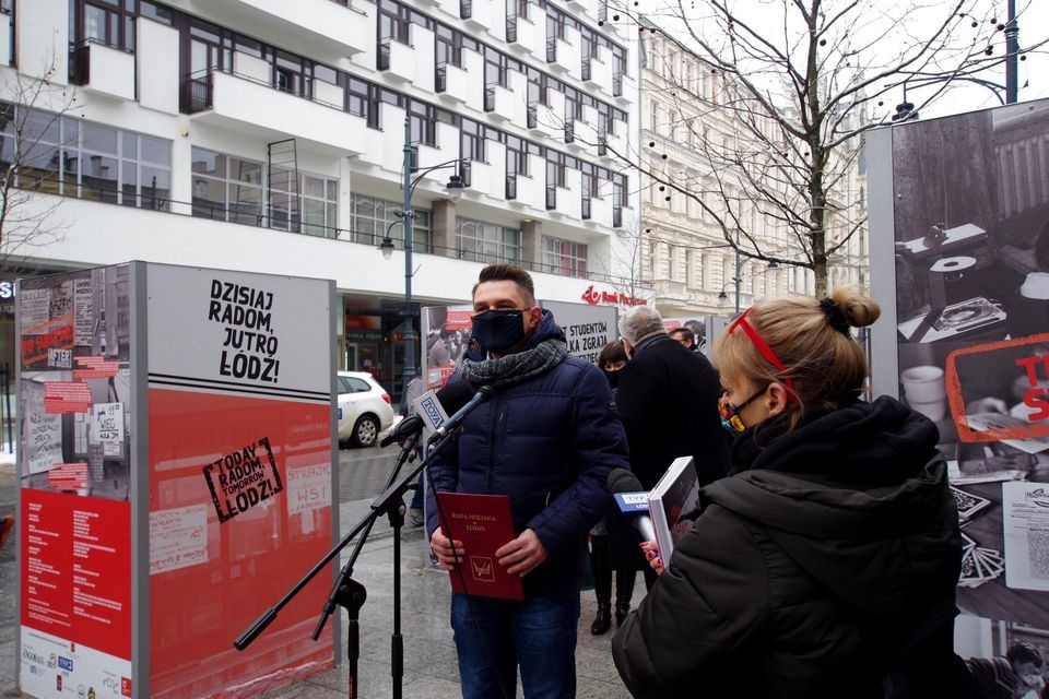  Przy ul. Piotrkowskiej 104 w Łodzi otworzono wystawę fotograficzną poświęconą 40. rocznicy strajków studenckich  - Zdjęcie główne