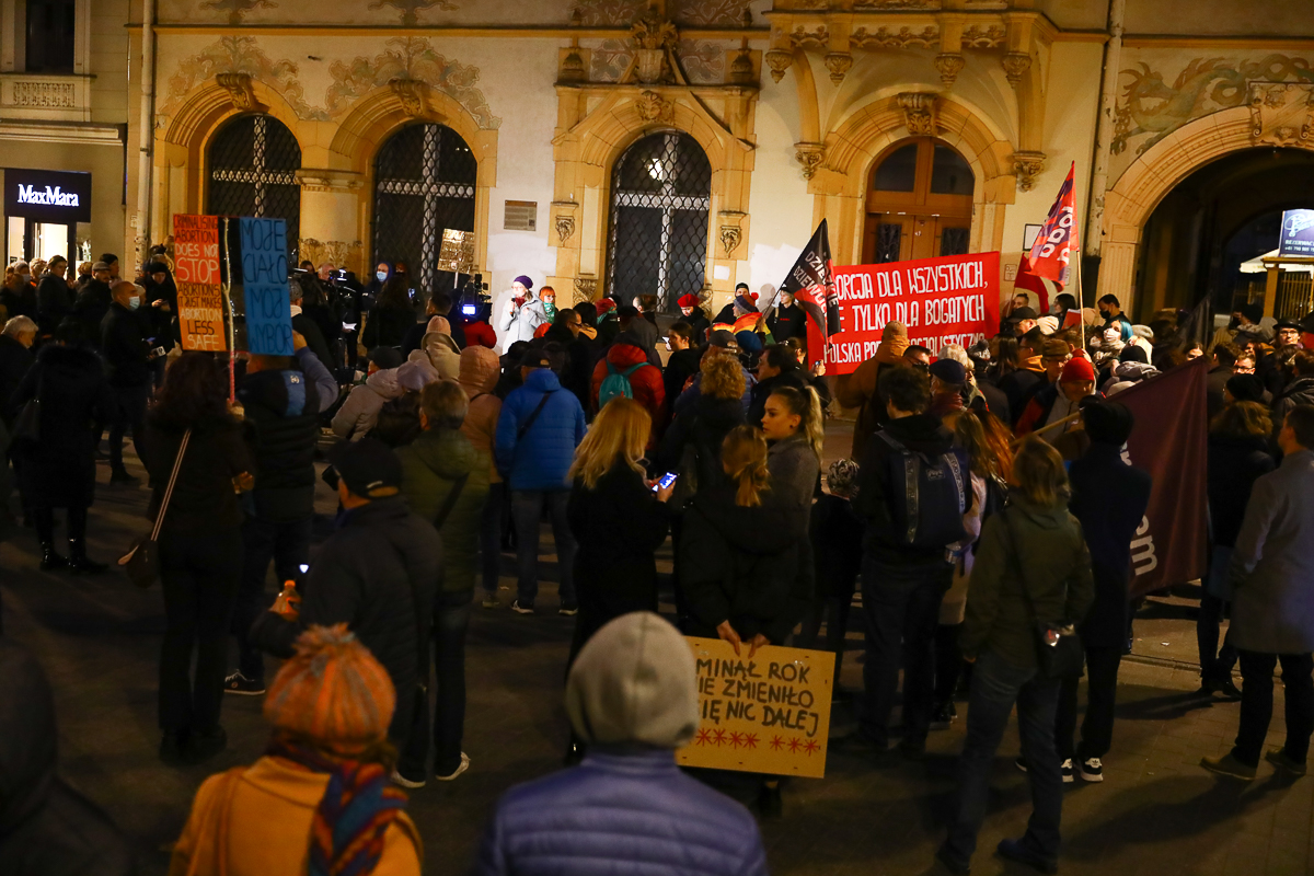 Pikieta pod siedzibą PiS na Piotrkowskiej w Łodzi