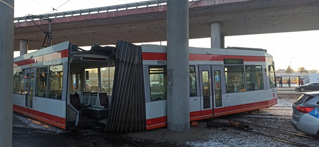 Wykolejenie tramwaju w rejonie dworca Kaliskiego w Łodzi. Dwie osoby zostały poszkodowane - Zdjęcie główne