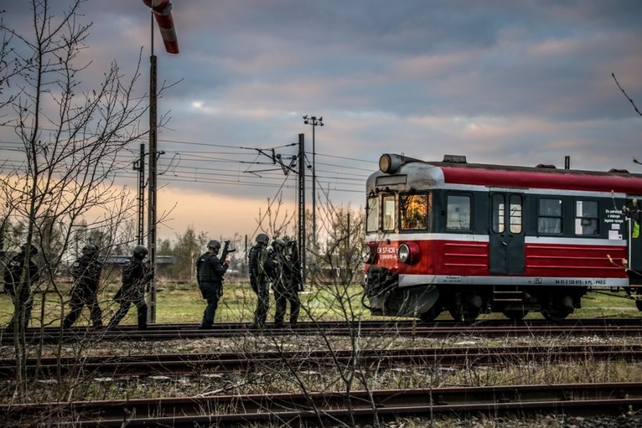 Terroryści przejęli pociąg, podłożyli bombę. Pasażerowie ranni. Tak wyglądają ćwiczenia Policji - Zdjęcie główne