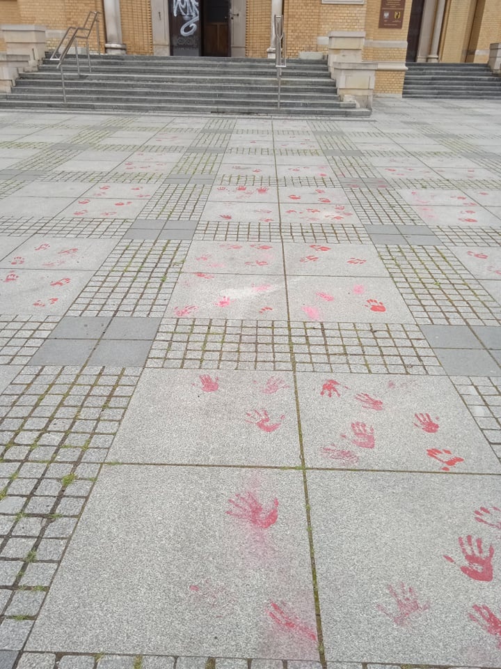 Katedra Łódź. Zniszczono zabytkowe drzwi do łódzkiej katedry. Sprawcy poszukuje policja (fot. dzięki uprzejmości Czytelnika)