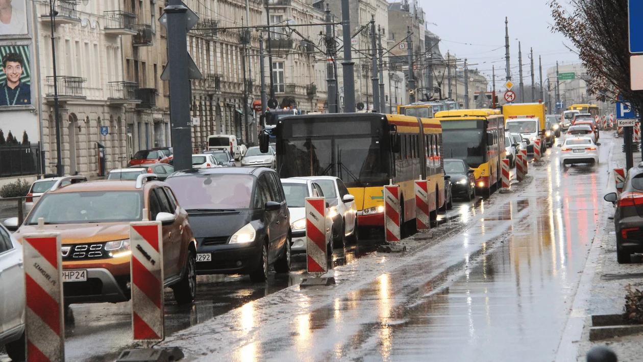 Tramwaje MPK Łódź znikają na dwa tygodnie z ulicy Zachodniej w Łodzi. Na Bałuty wyjedzie komunikacja zastępcza, ale to nie koniec zmian - Zdjęcie główne