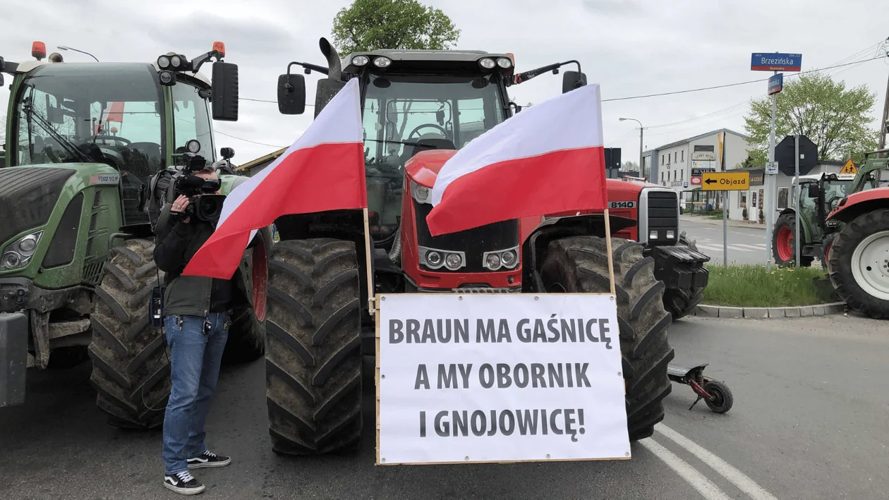 Rynek w Nowosolnej zablokowany przez protestujących. Co mówią rolnicy? Z jakimi bannerami przyjechali? [ZDJĘCIA] - Zdjęcie główne