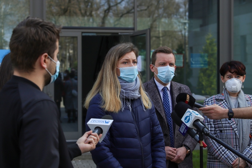 Poszukiwani wolontariusze do powszechnych punktów szczepień w Łodzi (fot. www.lodz.pl)