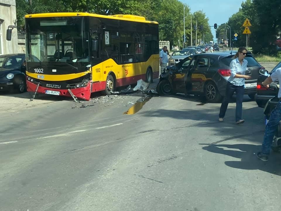 MPK Łódź. Zderzenie osobówki z autobusem MPK. Poważne utrudnienia na Bałutach - Zdjęcie główne