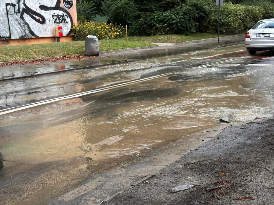 Pęknięta rura zalewa ulicę na Bałutach. Zakład Wodociągów i Kanalizacji w Łodzi już na miejscu [ZDJĘCIA] - Zdjęcie główne